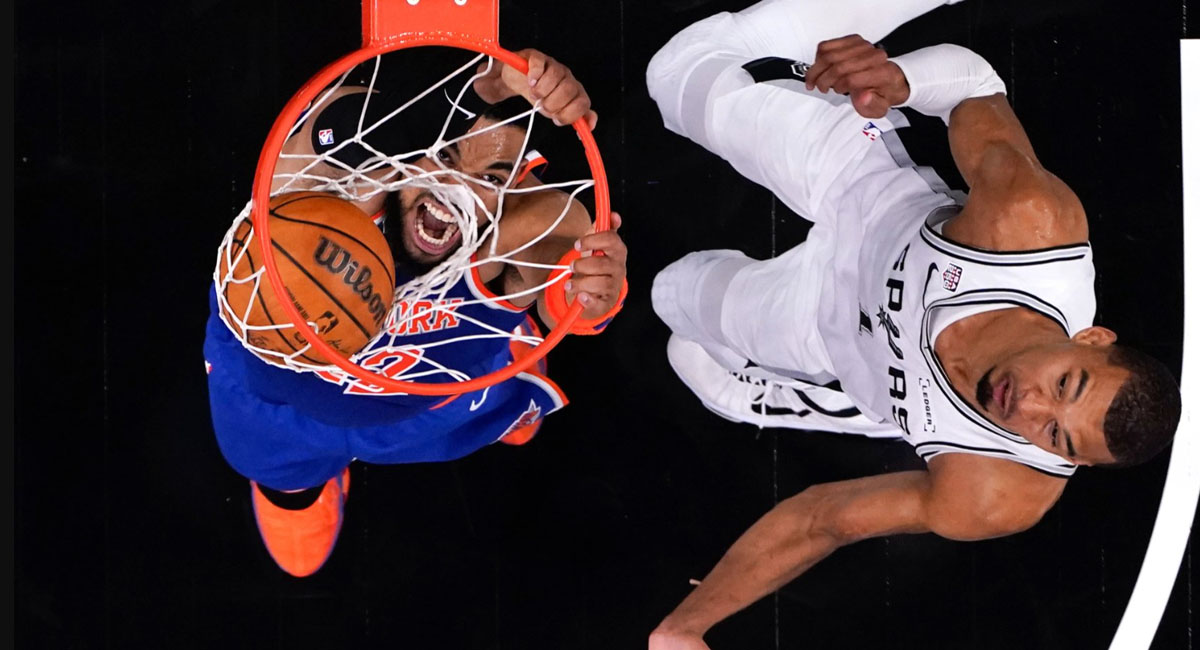 Towns sume el balón ante Wembanyama de los Spurs, que no pudieron hacer valer su localía en la serie