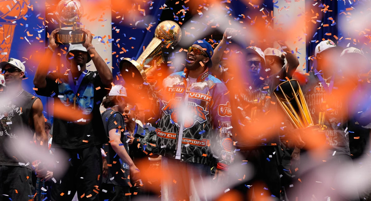 Towns levanta el trofeo de campeones ante los aficionados