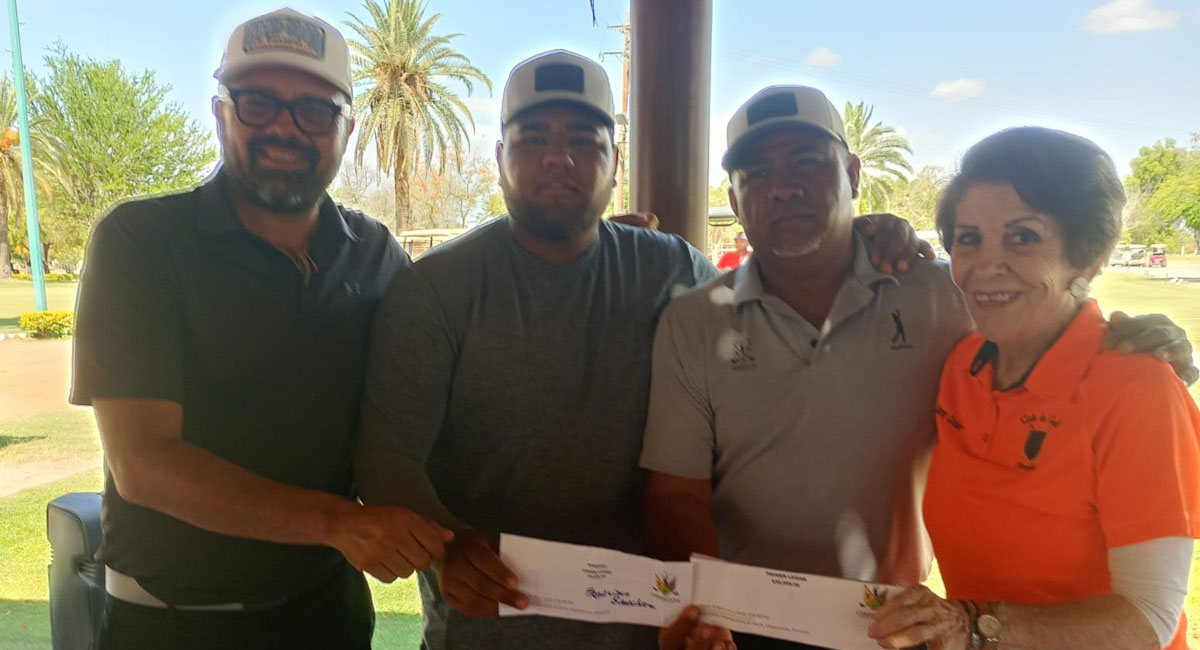 Los ganadores son premiados por Sharon Crider del Club Obregón