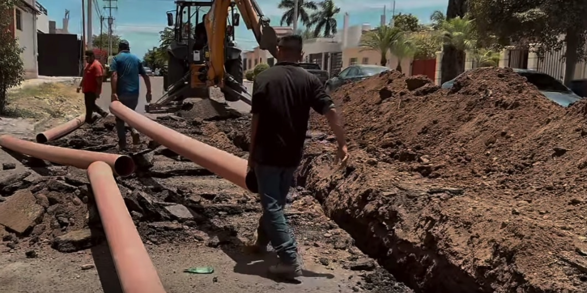 Colapsa la tubería de drenaje en Navojoa y provoca socavones en calles