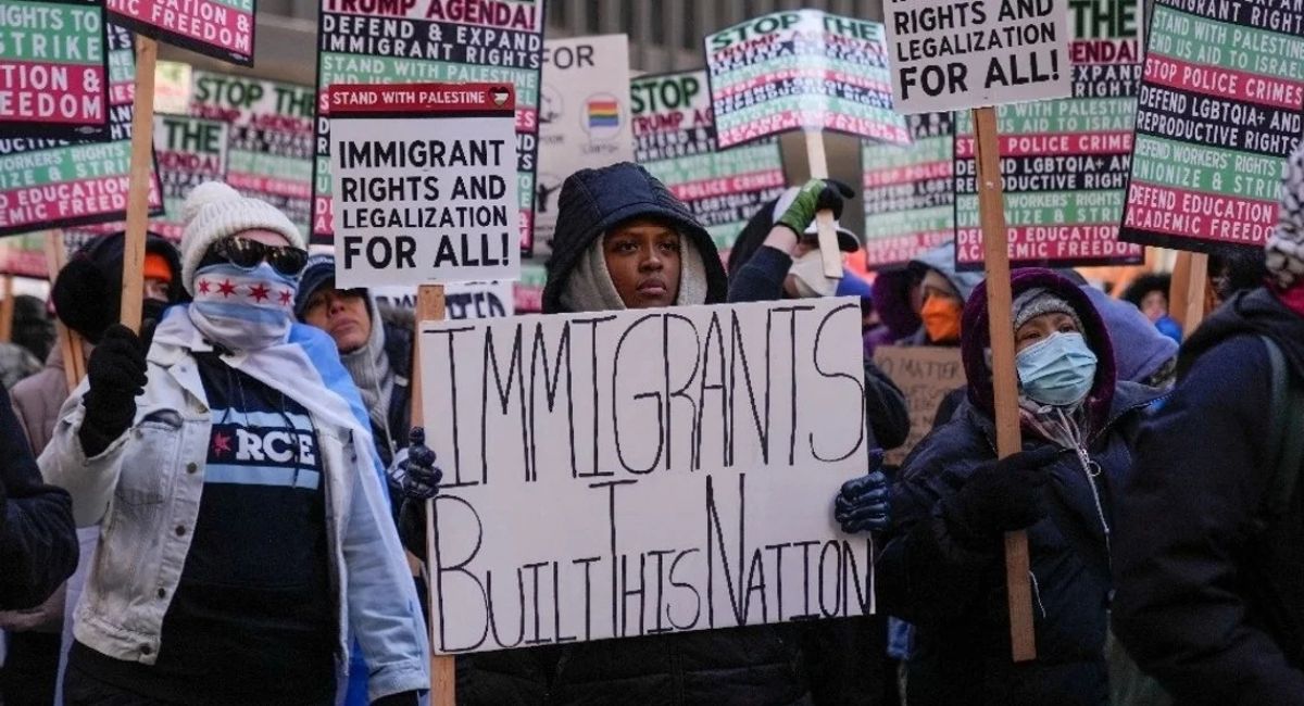 Trump culpa a migrantes de robar miles de millones de dólares a los contribuyentes de Estados Unidos