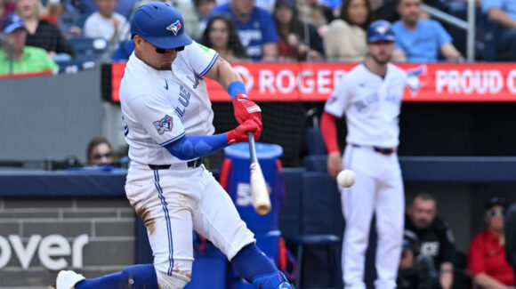 ‘El Wicho’ alza la mano; Luis Urías conecta de jonrón en su debut con los Blue Jays