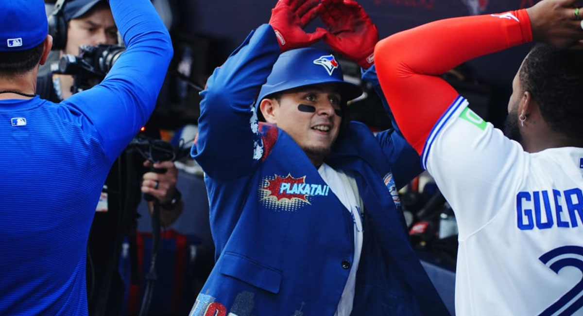 Urías es felicitado por Guerrero Jr. después de conectar su cuadrangular