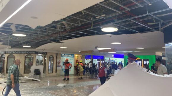 Colapso de techo en Unicentro Medellín, Colombia, deja varios lesionados