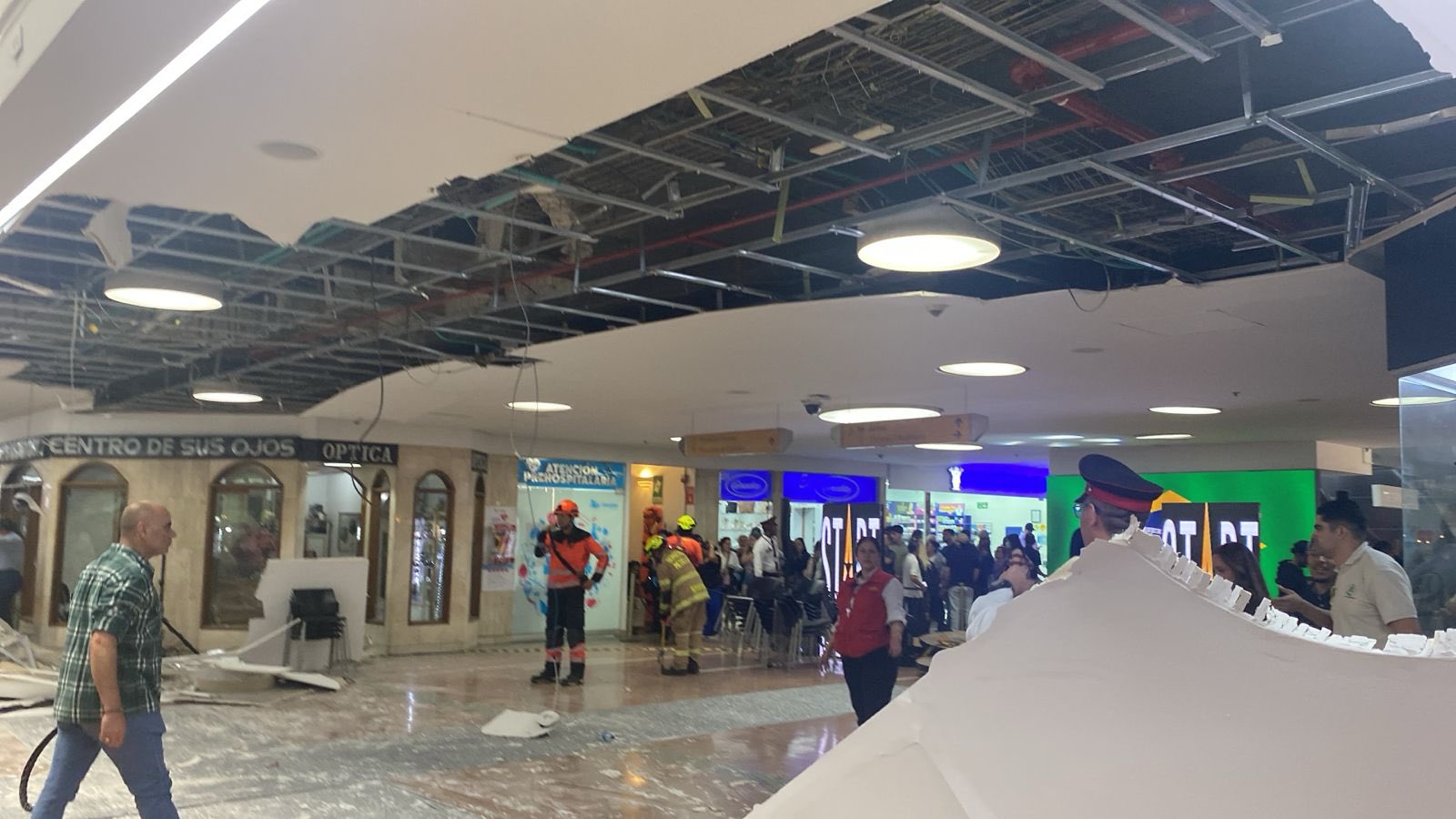 Colapso de techo en Unicentro Medellín, Colombia, deja varios lesionados