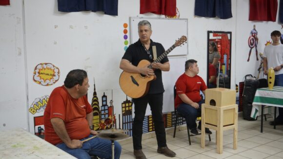 “Unos padres muy padres”: Rubén Molina y Saúl Tapia, papás postizos de jóvenes con discapacidad en Centro Sonríe