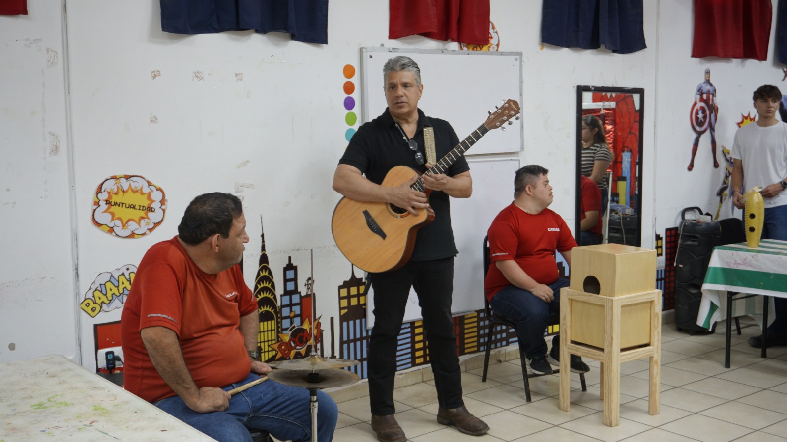 Unos padres muy padres Rubén Molina y Saúl Tapia, papás postizos de jóvenes con discapacidad en Centro Sonríe