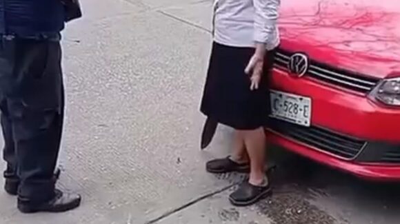 VIDEO: Mujer de la tercera edad amenaza con MACHETE a policía para evitar multa
