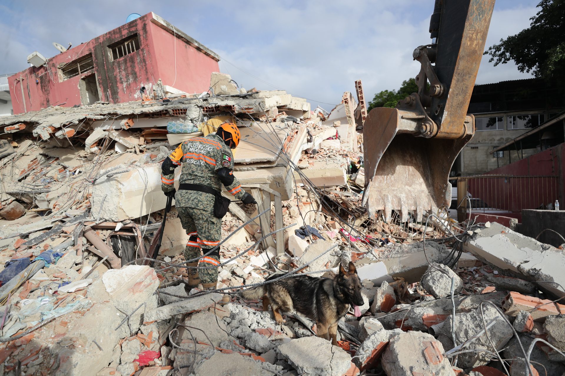 Van mil 719 muertos y más de cinco mil heridos tras doble terremoto en Venezuela