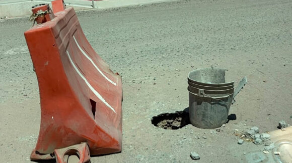 Socavón en calle Miguel Hidalgo de Empalme sigue sin reparación y genera riesgo