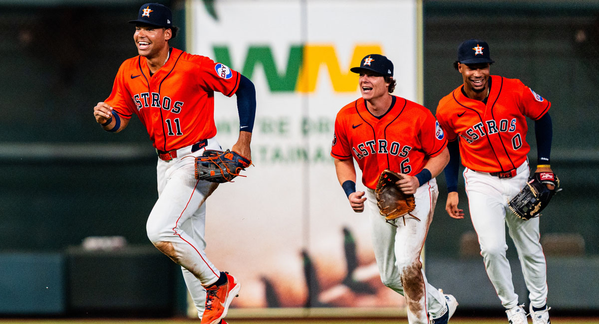 Los jugadores de los Astros sonríen después de finalizar el encuentro que ganaron