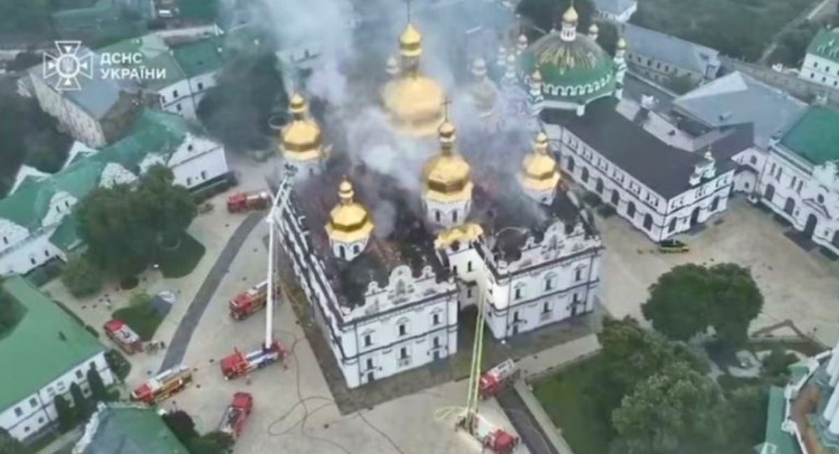 Ucrania acusa a Rusia por incendio en catedral Patrimonio de la Humanidad