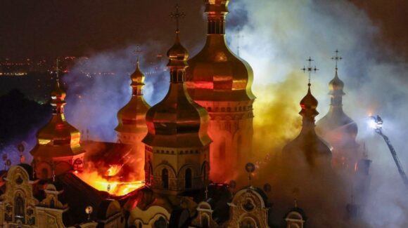 Ataque en Kiev deja nueve muertos y provoca incendio en histórica catedral de la Dormición
