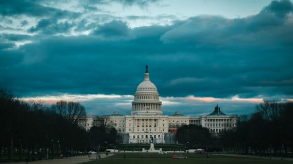 Avión de combate se estrella en Washington; piloto se eyecta