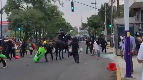 Enfrentamiento entre policías y manifestantes buscadores marca inauguración del Mundial 2026 en CDMX