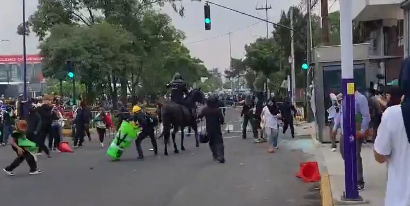 Enfrentamiento entre policías y manifestantes buscadores marca inauguración del Mundial 2026 en CDMX