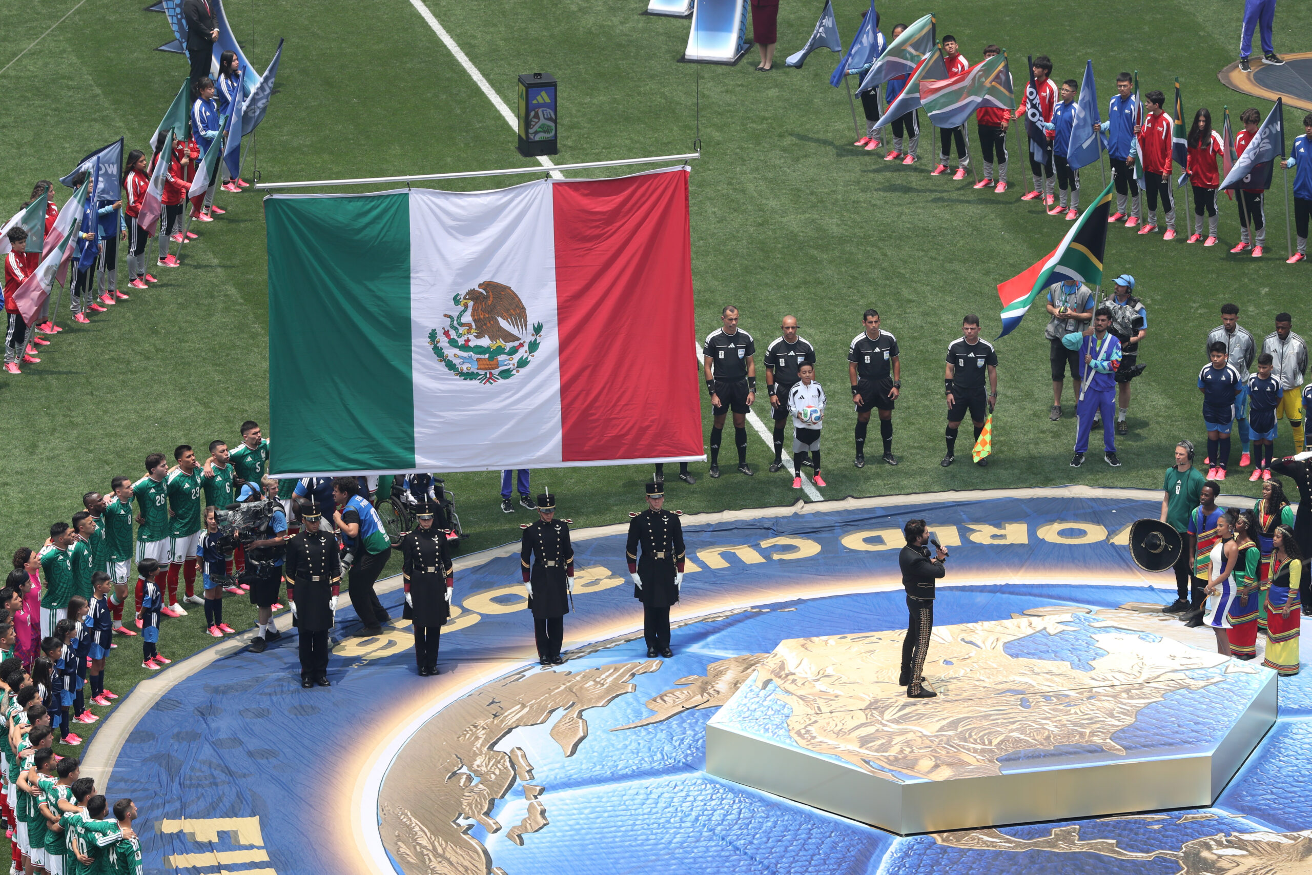 Alejandro Fernández interpretó el Himno Nacional en el juego inaugural