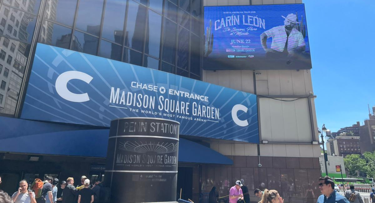 Carin León en las pantallas del Madison Square Garden