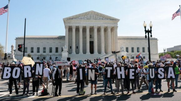 ¿Puede Trump restringir la ciudadanía por nacimiento? Corte Suprema emite decisión este martes