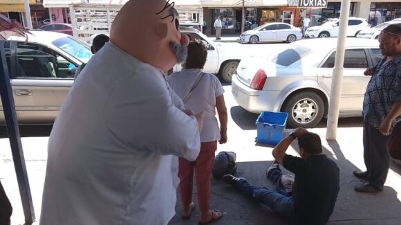 ¡Dr. Simi al rescate! Personaje auxilia a motociclista tras accidente vial en Cajeme