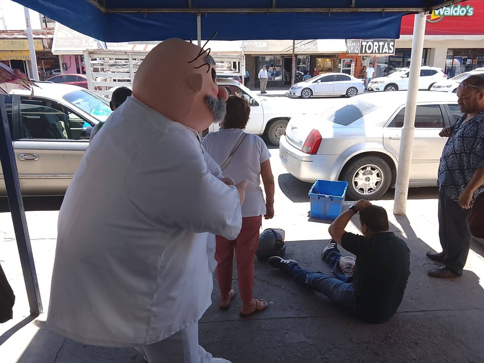¡Dr. Simi al rescate! El personaje auxilia a motociclista tras accidente vial en Cajeme
