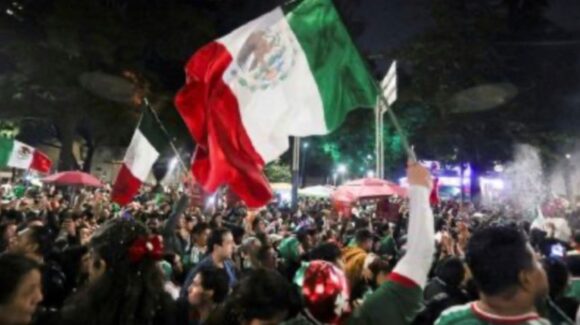 VIDEOS: Aficionados mexicanos llevan ruidosa ‘serenata’ a Ecuador antes del duelo de 16vos del Mundial 2026