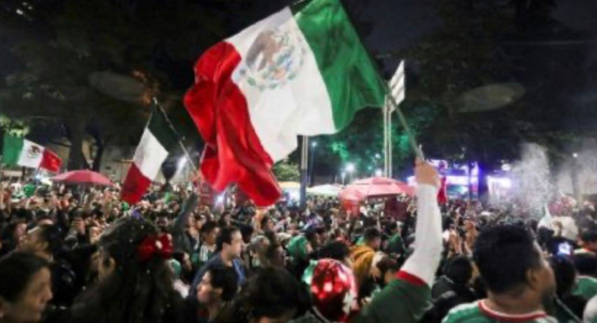 Aficionados mexicanos llevan ruidosa 'serenata' a Ecuador