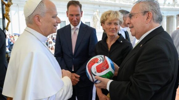 Mundial 2026 llega al Vaticano: México, EU y Canadá entregan balón oficial al Papa León XIV