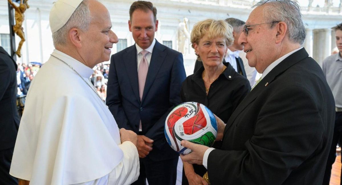 Papa León XIV recibe balón oficial del Mundial 2026