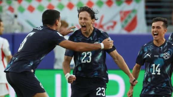 Paraguay derrota a Turquía y sigue con vida: Almirón protagoniza una tarjeta roja para la historia