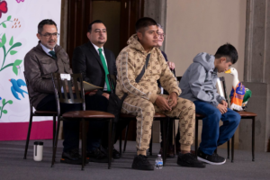 Pato Merlín visita Palacio Nacional acompañado de su familia