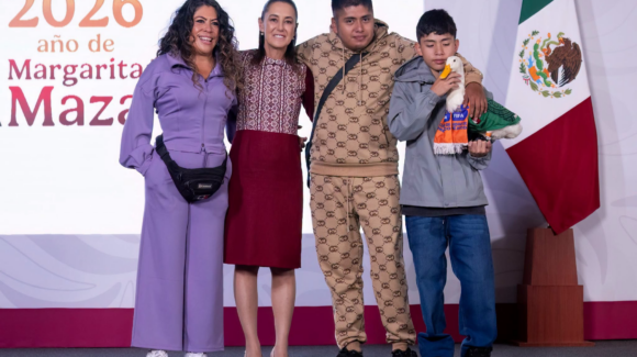 Pato Merlín visita Palacio Nacional acompañado de su familia