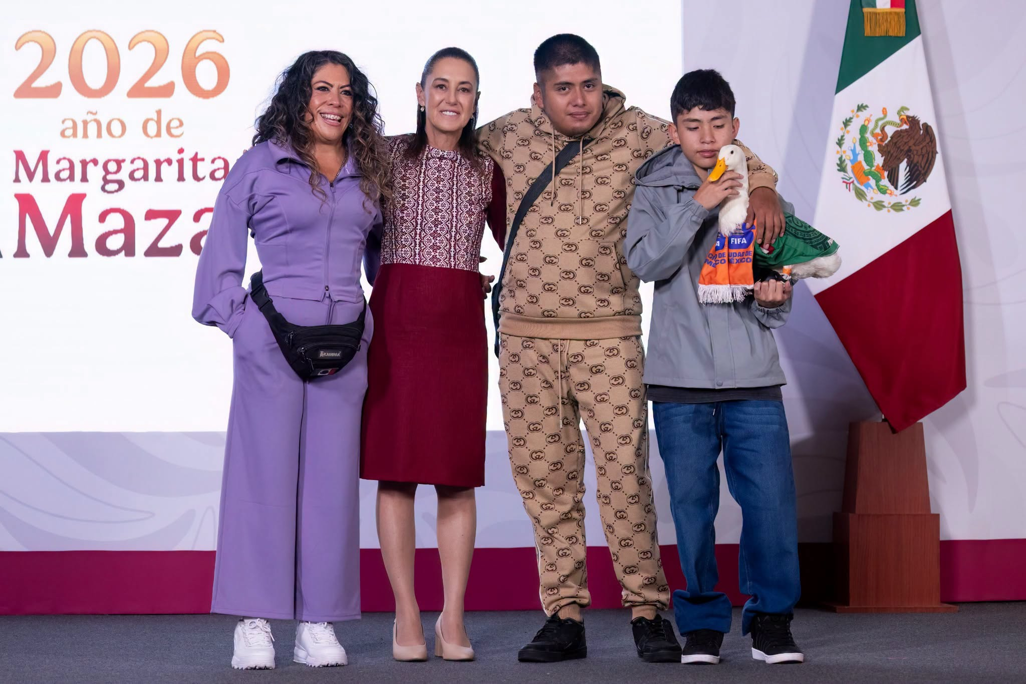 Pato Merlín visita Palacio Nacional acompañado de su familia