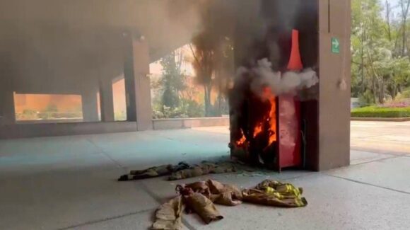 (VIDEOS) Protestas de la CNTE escala en CDMX: Reportan daños en la SEP y movilizaciones en Segob