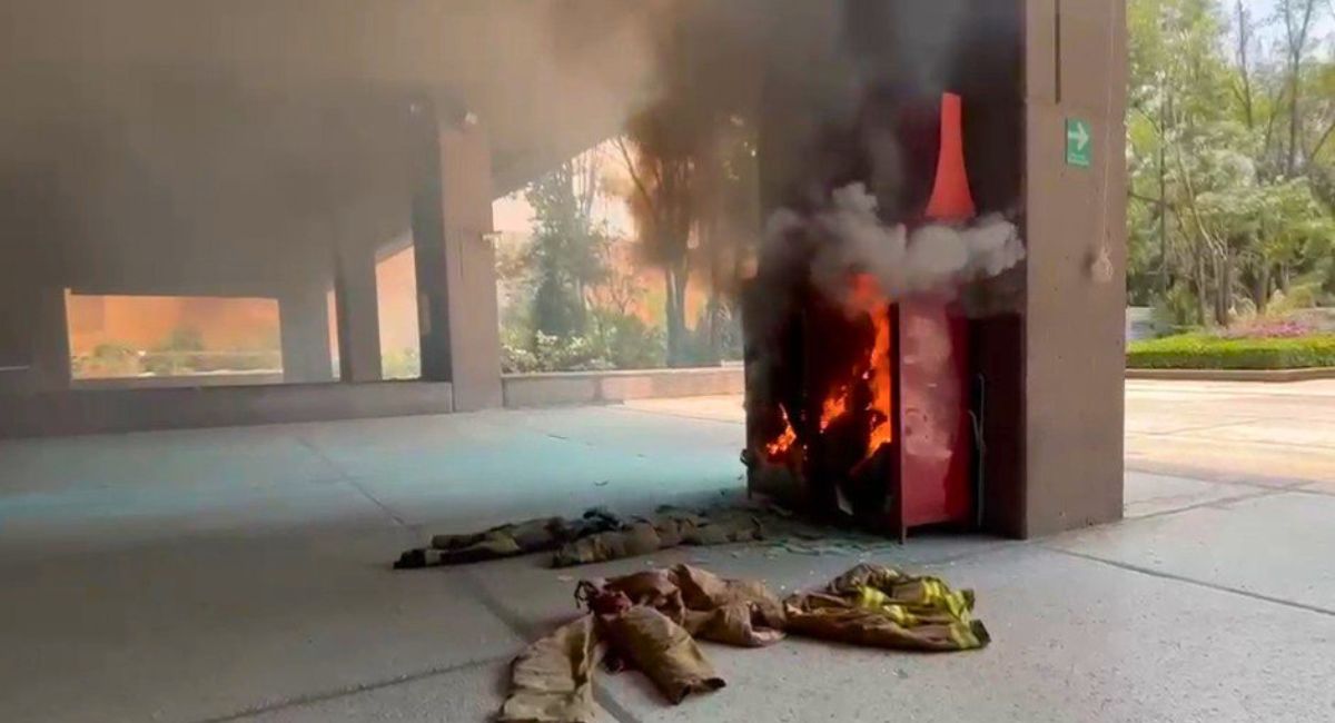 Maestros de la CNTE dañan oficinas de la SEP en CDMX