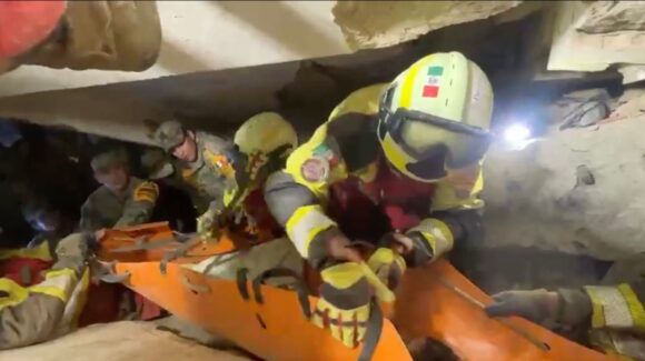VIDEO: Ejército Mexicano rescata con vida a niño de 11 años atrapado tras sismos en Venezuela