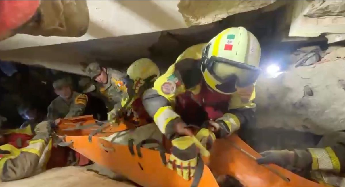Elementos del Ejército Mexicano rescatan a menor atrapado tras terremotos en Venezuela