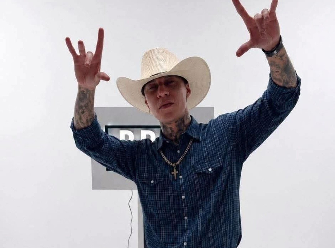 Santa Fe Klan luce atuendo vaquero y recibe comentarios positivos de internautas