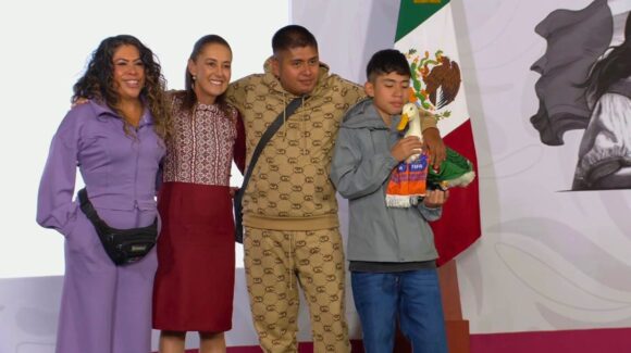 Sheinbaum recibe al pato Merlín en Palacio Nacional junto a toda su familia: Esta es su historia
