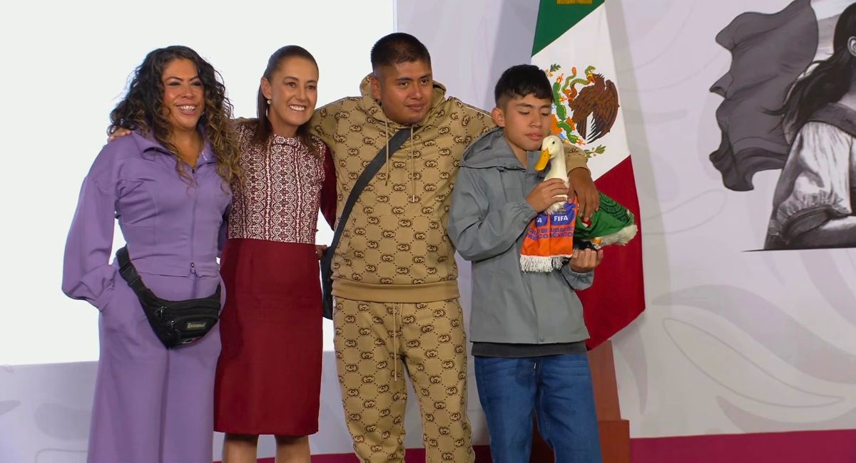 Sheinbaum recibe al pato Merlín en Palacio Nacional junto a toda su familia