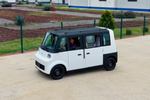 Claudia Sheinbaum presenta Olinia, el auto eléctrico creado por jóvenes mexicanas y mexicanos