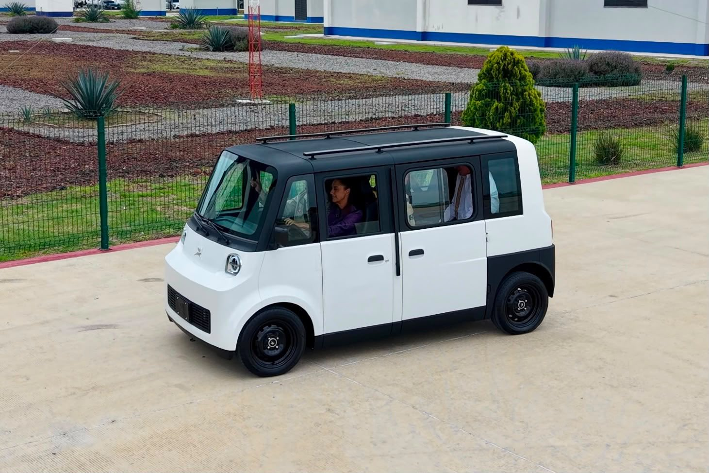 Claudia Sheinbaum presenta Olinia, el auto eléctrico creado por jóvenes mexicanas y mexicanos