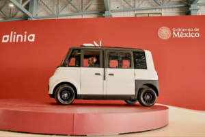 Claudia Sheinbaum presenta Olinia, el auto eléctrico creado por jóvenes mexicanas y mexicanos