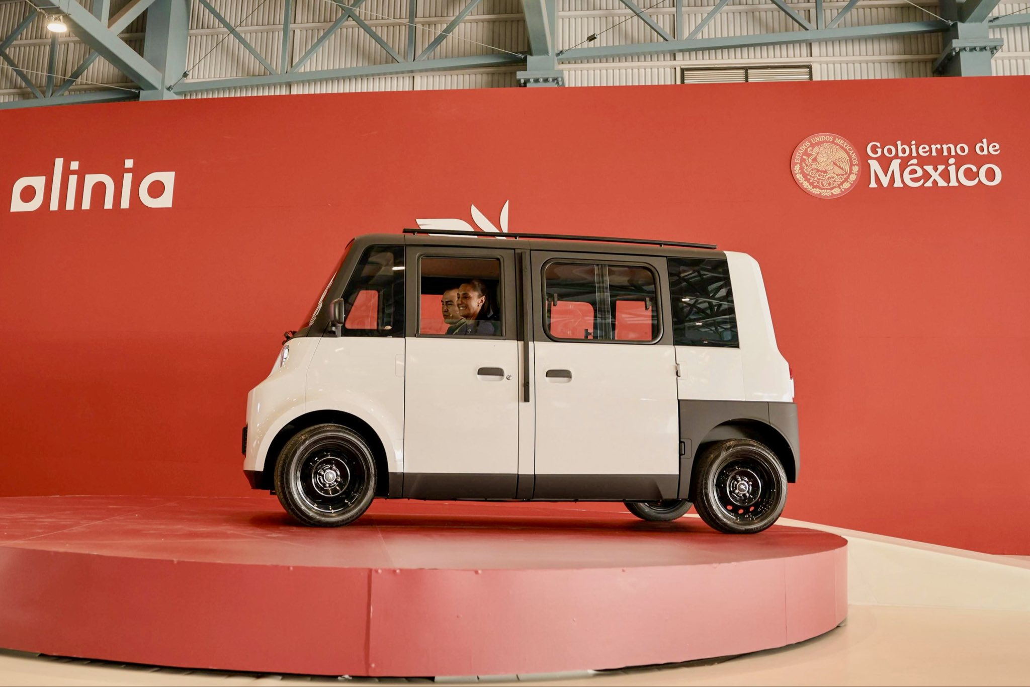 Claudia Sheinbaum presenta Olinia, el auto eléctrico creado por jóvenes mexicanas y mexicanos