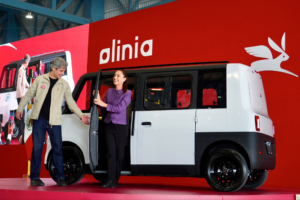 Claudia Sheinbaum presenta Olinia, el auto eléctrico creado por jóvenes mexicanas y mexicanos