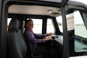 Claudia Sheinbaum presenta Olinia, el auto eléctrico creado por jóvenes mexicanas y mexicanos