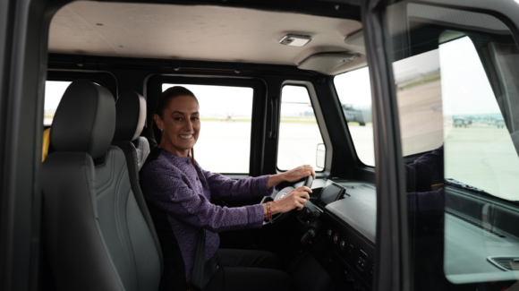 Claudia Sheinbaum presenta Olinia, el auto eléctrico creado por jóvenes mexicanas y mexicanos