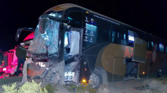 Conductor evita choque frontal y salva a pasajeros en accidente de autobús en Sonora