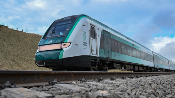 ¡Sin luz ni aire acondicionado! Pasajeros del Tren Maya quedan varados más de 5 horas rumbo a Cancún