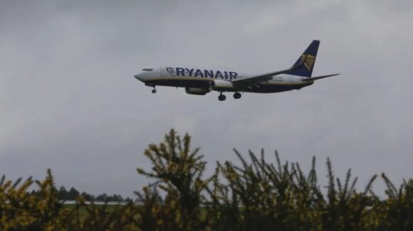 ¡Terror aéreo! Una ventanilla rota casi succiona a un pasajero en pleno vuelo Grecia-Alemania